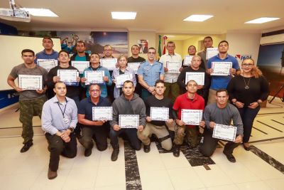 notícia: Militares recebem certificado de curso de capacitação e nivelamento em segurança de autoridades