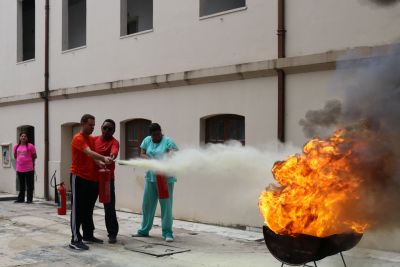 notícia: Novos servidores da Santa Casa fazem treinamento prático de combate a incêndio