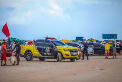 notícia: Detran realiza fiscalização e organização do trânsito na praia do Atalaia