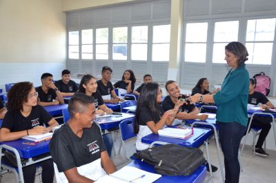 notícia: Escolas estaduais recebem alunos no primeiro dia de aulas do segundo semestre