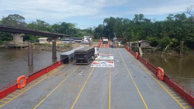 notícia: Setran disponibiliza balsas para travessia de ônibus e vans no rio Moju