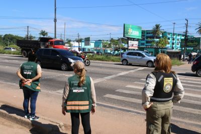 notícia: Agentes do Detran trabalham na orientação aos pedestres na BR-316