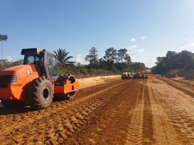 notícia: Setran executa obras de pavimentação na PA-252, entre os municípios de Acará e o Moju