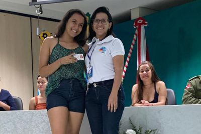 notícia: Arcon entrega carteira da meia passagem intermunicipal em Santarém