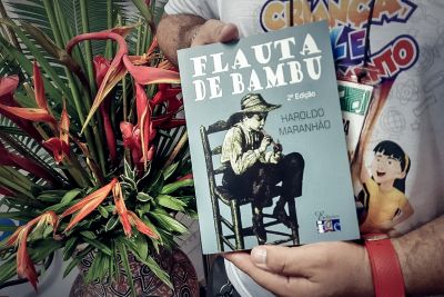 notícia: Imprensa Oficial apresenta Haroldo Maranhão a visitantes da 23ª Feira do Livro