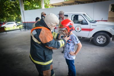 notícia: Garoto comemora aniversário com visita ao Comando Geral dos Bombeiros