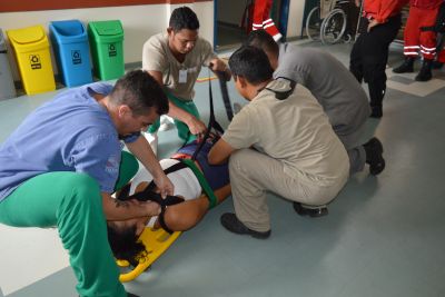 notícia: Cerca de 50 brigadistas participam de simulação de incêndio e resgate