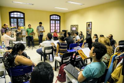 notícia: Cantores apresentam cenas de ópera como resultado de curso