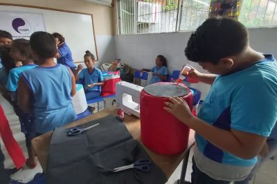 notícia: Alunos de escola estadual confeccionam puffs com garrafa pet