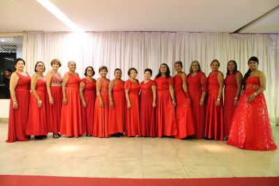 notícia: Idosas debutam em baile marcado pela emoção 