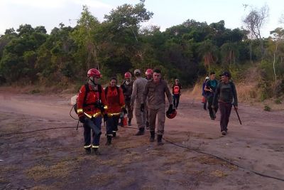 notícia: Força-tarefa controla fogo em uma das encostas do Parque Estadual de Monte Alegre