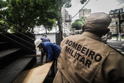 notícia: Bombeiros realizam vistoria técnica nas arquibancadas do Círio