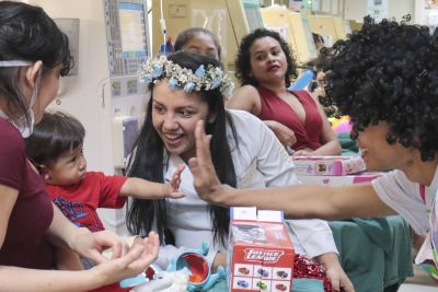 notícia: Doações de voluntários alegra Dia das Crianças de pacientes