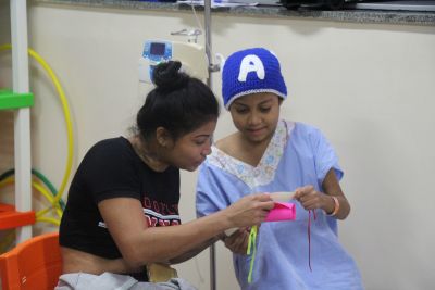 notícia: Crianças escrevem cartas para pacientes do Oncológico Infantil