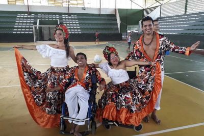 notícia: Bailarinos em cadeira de rodas disputam campeonato em Minas Gerais