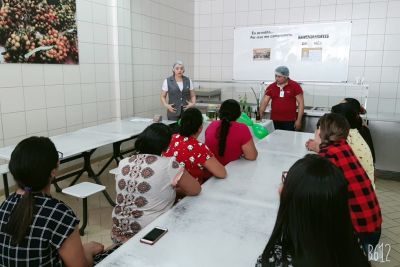 notícia: Dia da alimentação saudável é comemorado com oficina sobre chás e plantas medicinais