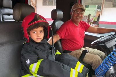 notícia: Menino comemora aniversário de 7 anos ao lado do Corpo de Bombeiros