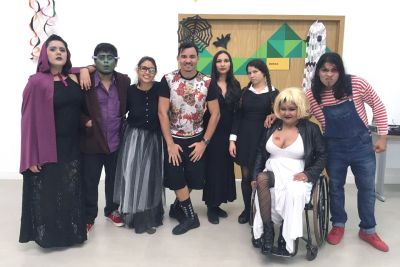 notícia: Pessoas com deficiência participam de baile de Halloween