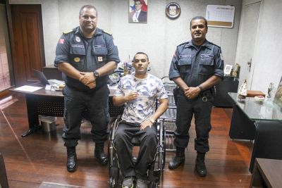 notícia: Polícia Militar entrega cadeira de rodas adaptada a soldado
