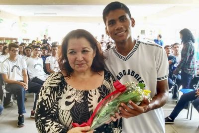 notícia: Escritora Wanda Monteiro é homenageada por alunos de Santarém