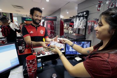 notícia: Torcedores trocam alimentos por ingressos para transmissão de final