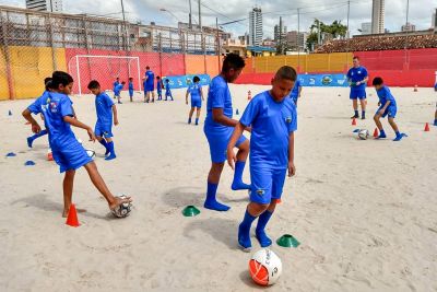 notícia: Projeto social oferece oficina de futebol para crianças no Jurunas