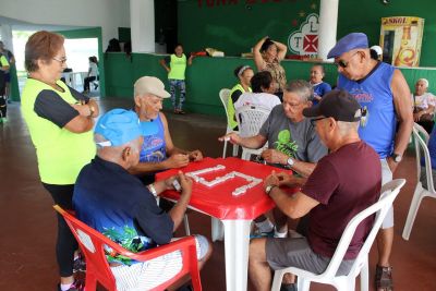 notícia: Programa Vida Ativa mobiliza 150 idosos em jogos de salão, natação e vôlei