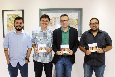 notícia: Imprensa Oficial do Estado faz entrega do livro 'Carimbó' ao Iphan