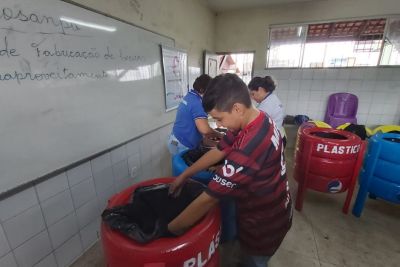 notícia: Em oficina da Cosanpa, alunos de escola estadual produzem lixeiras ecológicas