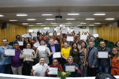 notícia: Mais de 100 professores do Ensino Médio recebem certificados de formação