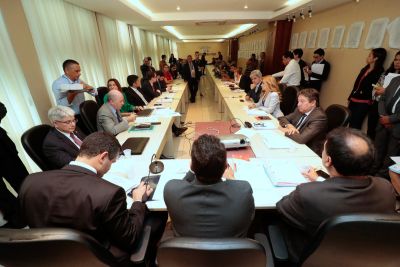 notícia: Governo detalha a parlamentares e sindicalistas pacote de leis enviado ao Legislativo