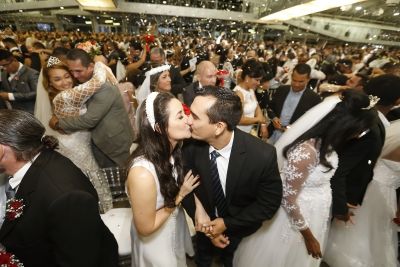 notícia: Mil casais oficializam a união civil em cerimônia no Hangar