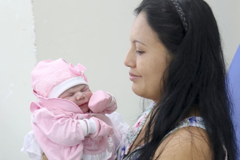 Roseane Silva da Silva, 29, que mora em Abaetetuba deu a luz à pequena Alice, que chegou ao mundo às 0h31 de parto cesárea, pesando 3,746 kg. <div class='credito_fotos'>Foto: Ascom / FSCMPA | <a href='/midias/2020/originais/5835_6cb5220c-4e77-69df-4cbb-e9062e27ed58.jpg' download><i class='fa-solid fa-download'></i> Download</a></div>
