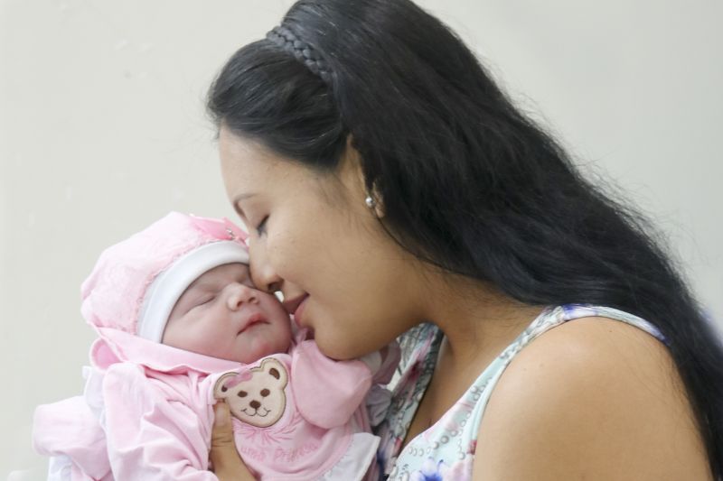 Roseane Silva da Silva, 29, que mora em Abaetetuba deu a luz à pequena Alice, que chegou ao mundo às 0h31 de parto cesárea, pesando 3,746 kg. <div class='credito_fotos'>Foto: Ascom / FSCMPA | <a href='/midias/2020/originais/5835_b40d3080-cdfc-4828-ec06-515fae4dc469.jpg' download><i class='fa-solid fa-download'></i> Download</a></div>