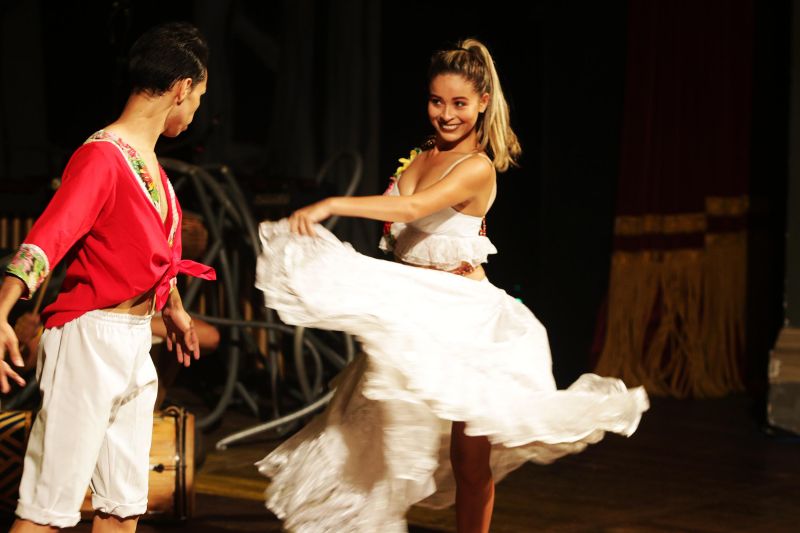Músicos, bailarinos, coral e solistas interpretaram a natureza para um público que lotou o Teatro da Paz, no final da manhã deste domingo (12). O Musical "Árvores que tocam" faz parte da programação Preamar Cabano. Uma iniciativa do Governo do Estado, por meio da Secretaria de Cultura do Estado. <div class='credito_fotos'>Foto: Bruno Cecim / Ag.Pará   |   <a href='/midias/2020/originais/5854_6f0ef2da-9ad3-3f48-b63e-fb6067165bfe.jpg' download><i class='fa-solid fa-download'></i> Download</a></div>