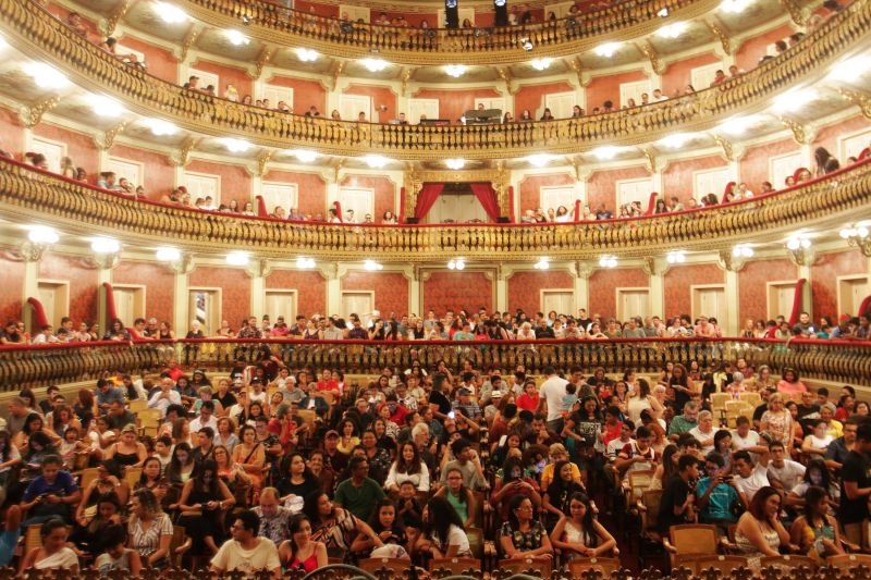 Músicos, bailarinos, coral e solistas interpretaram a natureza para um público que lotou o Teatro da Paz, no final da manhã deste domingo (12). O Musical "Árvores que tocam" faz parte da programação Preamar Cabano. Uma iniciativa do Governo do Estado, por meio da Secretaria de Cultura do Estado. <div class='credito_fotos'>Foto: Bruno Cecim / Ag.Pará   |   <a href='/midias/2020/originais/5854_76e17526-50bc-c2e5-9935-ebd26b462b4b.jpg' download><i class='fa-solid fa-download'></i> Download</a></div>