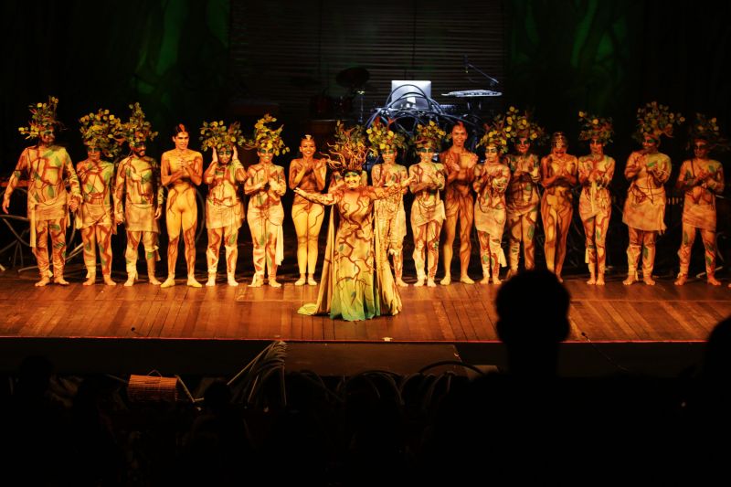 Músicos, bailarinos, coral e solistas interpretaram a natureza para um público que lotou o Teatro da Paz, no final da manhã deste domingo (12). O Musical "Árvores que tocam" faz parte da programação Preamar Cabano. Uma iniciativa do Governo do Estado, por meio da Secretaria de Cultura do Estado. <div class='credito_fotos'>Foto: Bruno Cecim / Ag.Pará   |   <a href='/midias/2020/originais/5854_84e2b0b7-a977-36c5-c21a-8967461b18e9.jpg' download><i class='fa-solid fa-download'></i> Download</a></div>