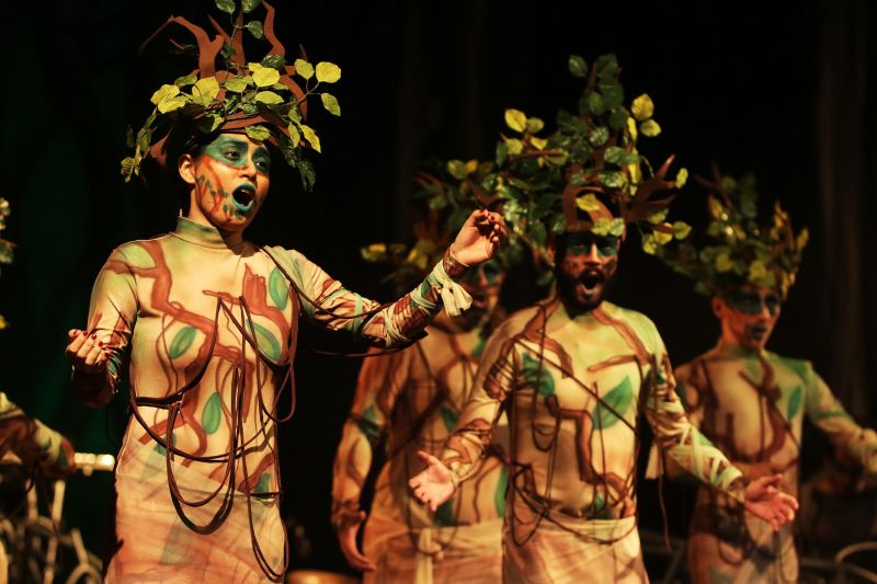 Músicos, bailarinos, coral e solistas interpretaram a natureza para um público que lotou o Teatro da Paz, no final da manhã deste domingo (12). O Musical "Árvores que tocam" faz parte da programação Preamar Cabano. Uma iniciativa do Governo do Estado, por meio da Secretaria de Cultura do Estado. <div class='credito_fotos'>Foto: Bruno Cecim / Ag.Pará   |   <a href='/midias/2020/originais/5854_93309e89-bdbe-c593-6b89-27c13efb2943.jpg' download><i class='fa-solid fa-download'></i> Download</a></div>