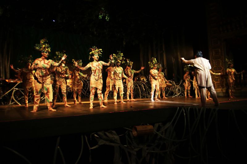 Músicos, bailarinos, coral e solistas interpretaram a natureza para um público que lotou o Teatro da Paz, no final da manhã deste domingo (12). O Musical "Árvores que tocam" faz parte da programação Preamar Cabano. Uma iniciativa do Governo do Estado, por meio da Secretaria de Cultura do Estado. <div class='credito_fotos'>Foto: Bruno Cecim / Ag.Pará   |   <a href='/midias/2020/originais/5854_a98d04a9-7017-e5fc-deae-5af91949ae7a.jpg' download><i class='fa-solid fa-download'></i> Download</a></div>