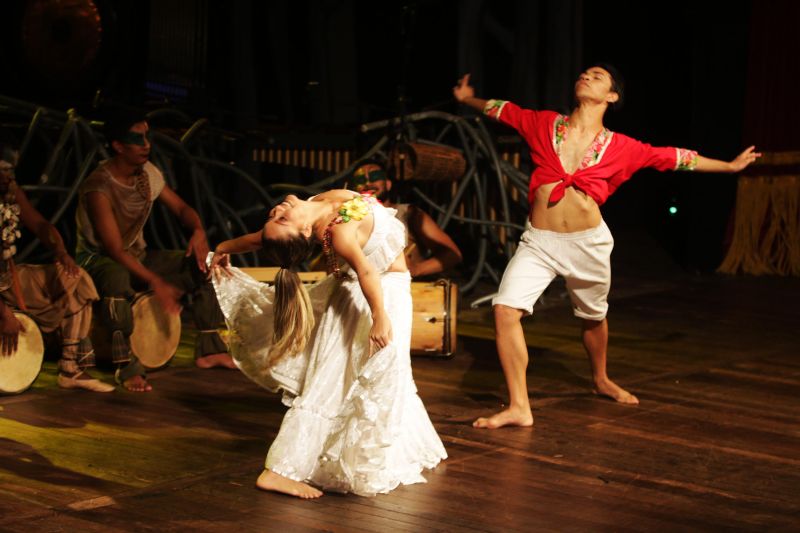 Músicos, bailarinos, coral e solistas interpretaram a natureza para um público que lotou o Teatro da Paz, no final da manhã deste domingo (12). O Musical "Árvores que tocam" faz parte da programação Preamar Cabano. Uma iniciativa do Governo do Estado, por meio da Secretaria de Cultura do Estado. <div class='credito_fotos'>Foto: Bruno Cecim / Ag.Pará   |   <a href='/midias/2020/originais/5854_b76d10e3-512f-63ae-0acc-b4ae565fea6c.jpg' download><i class='fa-solid fa-download'></i> Download</a></div>