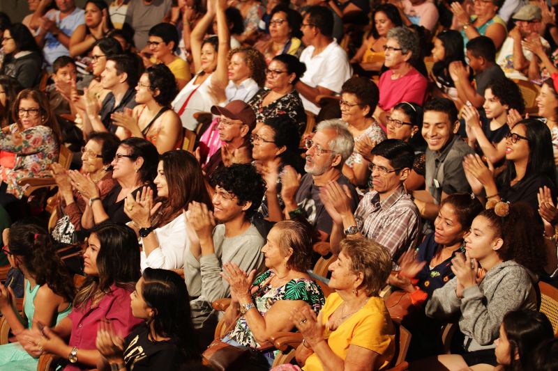 Músicos, bailarinos, coral e solistas interpretaram a natureza para um público que lotou o Teatro da Paz, no final da manhã deste domingo (12). O Musical "Árvores que tocam" faz parte da programação Preamar Cabano. Uma iniciativa do Governo do Estado, por meio da Secretaria de Cultura do Estado. <div class='credito_fotos'>Foto: Bruno Cecim / Ag.Pará   |   <a href='/midias/2020/originais/5854_d80a7475-3064-5612-62cd-f84552ce42c6.jpg' download><i class='fa-solid fa-download'></i> Download</a></div>