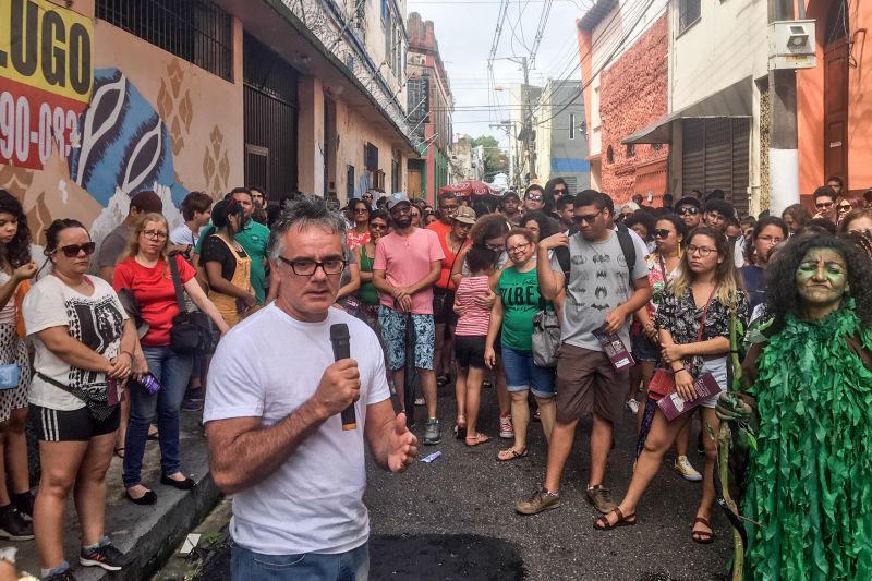 Para encerrar último dia de programações do Preamar Cabano no centro histórico de Belém, o Governo do Pará, por meio da Secretaria de Estado de Cultura (Secult), em parceria com a Universidade Federal do Pará, realizou um roteiro Geo-Turistico, na manhã deste domingo (12). A programação levou cerca de 300 a conhecer mais sobre o centro histórico de Belém, que completa 404 anos. <div class='credito_fotos'>Foto: ASCOM / SECULT   |   <a href='/midias/2020/originais/5855_896d7983-c898-0c50-7671-38ac5815c193.jpg' download><i class='fa-solid fa-download'></i> Download</a></div>