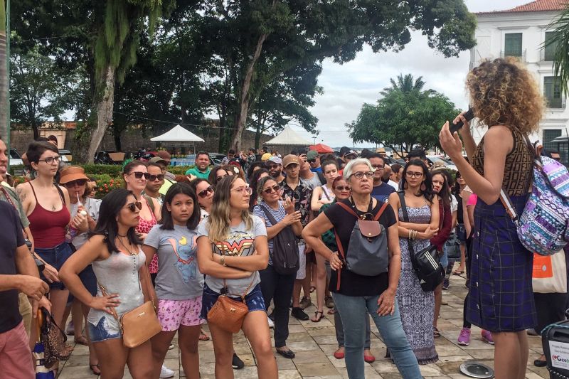 Para encerrar último dia de programações do Preamar Cabano no centro histórico de Belém, o Governo do Pará, por meio da Secretaria de Estado de Cultura (Secult), em parceria com a Universidade Federal do Pará, realizou um roteiro Geo-Turistico, na manhã deste domingo (12). A programação levou cerca de 300 a conhecer mais sobre o centro histórico de Belém, que completa 404 anos. <div class='credito_fotos'>Foto: ASCOM / SECULT   |   <a href='/midias/2020/originais/5855_a401fd45-99c4-0a98-9010-9dacce1d6d14.jpg' download><i class='fa-solid fa-download'></i> Download</a></div>