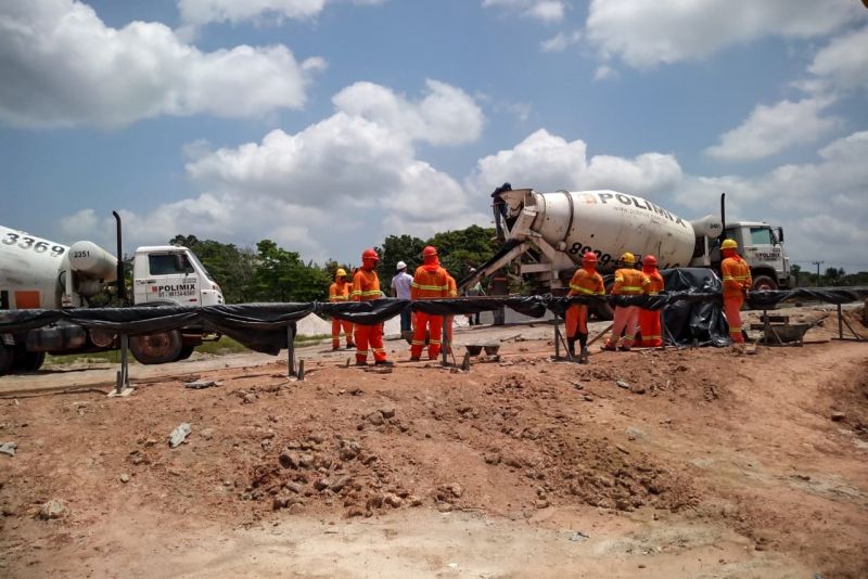 A Secretaria de Estado de Transportes (Setran) em ação conjunta com a Procuradora Geral do Estado (PGE) iniciou, nesta terça-feira (14), a notificação dos moradores da área de construção da ponte sobre o Meruú, na PA-151 em Iarapé Miri. São quatro moradores das áreas de desvios da ponte que, juntos, receberão mais de R$ 272 mil. Além deles, mais 53 pessoas da área de construção da ponte receberão o montante de R$ 423 mil em indenizações após a publicação do decreto de desapropriação da área. <div class='credito_fotos'>Foto: ASCOM SETRAN   |   <a href='/midias/2020/originais/5870_02872108-b848-5cb0-d22b-a9a55ce8b240.jpg' download><i class='fa-solid fa-download'></i> Download</a></div>