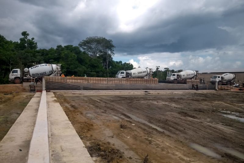 A Secretaria de Estado de Transportes (Setran) em ação conjunta com a Procuradora Geral do Estado (PGE) iniciou, nesta terça-feira (14), a notificação dos moradores da área de construção da ponte sobre o Meruú, na PA-151 em Iarapé Miri. São quatro moradores das áreas de desvios da ponte que, juntos, receberão mais de R$ 272 mil. Além deles, mais 53 pessoas da área de construção da ponte receberão o montante de R$ 423 mil em indenizações após a publicação do decreto de desapropriação da área. <div class='credito_fotos'>Foto: ASCOM SETRAN | <a href='/midias/2020/originais/5870_15f7b7cc-6c2c-d2ea-227e-42ee402c6b9f.jpg' download><i class='fa-solid fa-download'></i> Download</a></div>