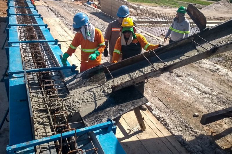 A Secretaria de Estado de Transportes (Setran) em ação conjunta com a Procuradora Geral do Estado (PGE) iniciou, nesta terça-feira (14), a notificação dos moradores da área de construção da ponte sobre o Meruú, na PA-151 em Iarapé Miri. São quatro moradores das áreas de desvios da ponte que, juntos, receberão mais de R$ 272 mil. Além deles, mais 53 pessoas da área de construção da ponte receberão o montante de R$ 423 mil em indenizações após a publicação do decreto de desapropriação da área. <div class='credito_fotos'>Foto: ASCOM SETRAN   |   <a href='/midias/2020/originais/5870_8730075b-119f-fb9e-f225-78e77b23239f.jpg' download><i class='fa-solid fa-download'></i> Download</a></div>