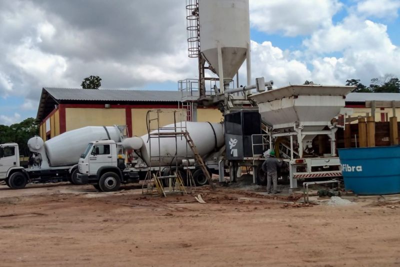 A Secretaria de Estado de Transportes (Setran) em ação conjunta com a Procuradora Geral do Estado (PGE) iniciou, nesta terça-feira (14), a notificação dos moradores da área de construção da ponte sobre o Meruú, na PA-151 em Iarapé Miri. São quatro moradores das áreas de desvios da ponte que, juntos, receberão mais de R$ 272 mil. Além deles, mais 53 pessoas da área de construção da ponte receberão o montante de R$ 423 mil em indenizações após a publicação do decreto de desapropriação da área. <div class='credito_fotos'>Foto: ASCOM SETRAN | <a href='/midias/2020/originais/5870_e1eca0cb-1c25-f4b7-d7f4-b9553634837b.jpg' download><i class='fa-solid fa-download'></i> Download</a></div>