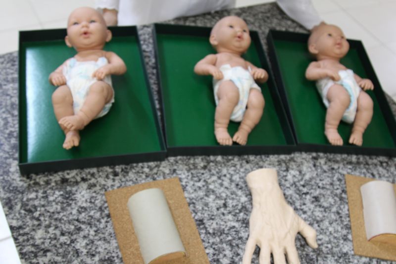 Uma pesquisa inédita desenvolvida na Universidade do Estado do Pará (Uepa) usa simuladores para facilitar o ensino dos alunos do curso de Medicina, na área cirúrgica. A execução de procedimentos médicos por meio de bonecos, simuladores e modelos de treinamento funciona como recurso de ensino-aprendizagem da área médica, segundo a Associação Brasileira de Medicina (ABM). O material produzido na Uepa se diferencia pelo fato de os simuladores serem adaptados para a realização de procedimentos cirúrgicos. Por fora, parecem modelos comuns, mas internamente possuem equipamentos capazes de simular anomalias e malformações, e os procedimentos corretos em cada caso. <div class='credito_fotos'>Foto: Daniel Leite Jr / Ascom UEPA | <a href='/midias/2020/originais/5871_93d71be3-d360-8c15-43cc-8b5318509d08.jpg' download><i class='fa-solid fa-download'></i> Download</a></div>