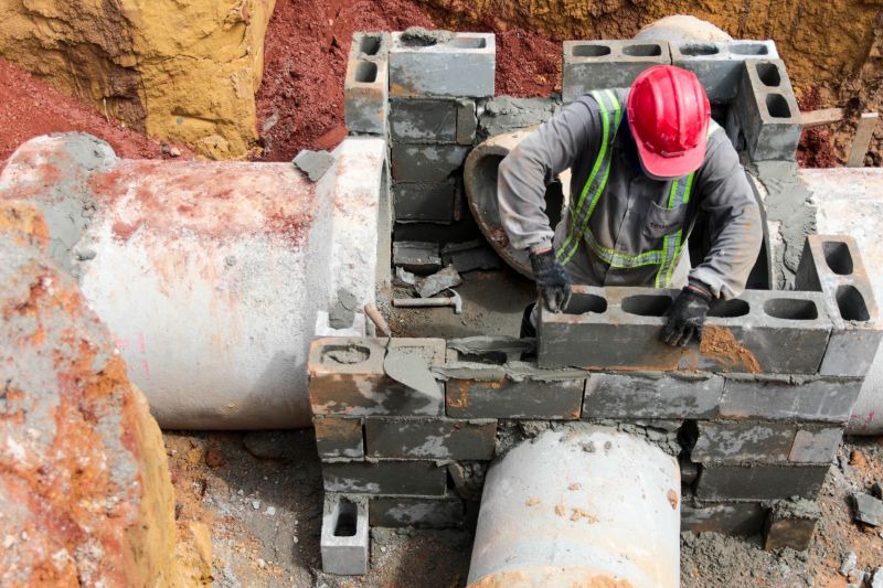 As obras de duplicação da rodovia do Tapanã e rua Yamada, em Belém, executadas pelo Governo do Pará por meio do Núcleo de Gerenciamento de Transporte Metropolitano (NGTM), seguem em ritmo intenso ao longo de 9 KMs. Na rodovia do Tapanã, por exemplo, serviços de drenagem e terraplenagem já ocorrem no trecho final, entre a rua da Piçarreira e a rodovia Arthur Bernardes. <div class='credito_fotos'>Foto: Pedro Guerreiro / Ag. Pará | <a href='/midias/2020/originais/5872_02858b02-f7f2-ccf9-f9b4-4a2a386dc10f.jpg' download><i class='fa-solid fa-download'></i> Download</a></div>