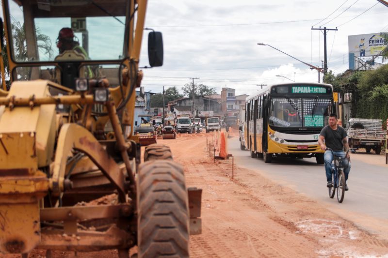 As obras de duplicação da rodovia do Tapanã e rua Yamada, em Belém, executadas pelo Governo do Pará por meio do Núcleo de Gerenciamento de Transporte Metropolitano (NGTM), seguem em ritmo intenso ao longo de 9 KMs. Na rodovia do Tapanã, por exemplo, serviços de drenagem e terraplenagem já ocorrem no trecho final, entre a rua da Piçarreira e a rodovia Arthur Bernardes. <div class='credito_fotos'>Foto: Pedro Guerreiro / Ag. Pará | <a href='/midias/2020/originais/5872_274923d2-3a26-e334-0647-e842a78281d2.jpg' download><i class='fa-solid fa-download'></i> Download</a></div>
